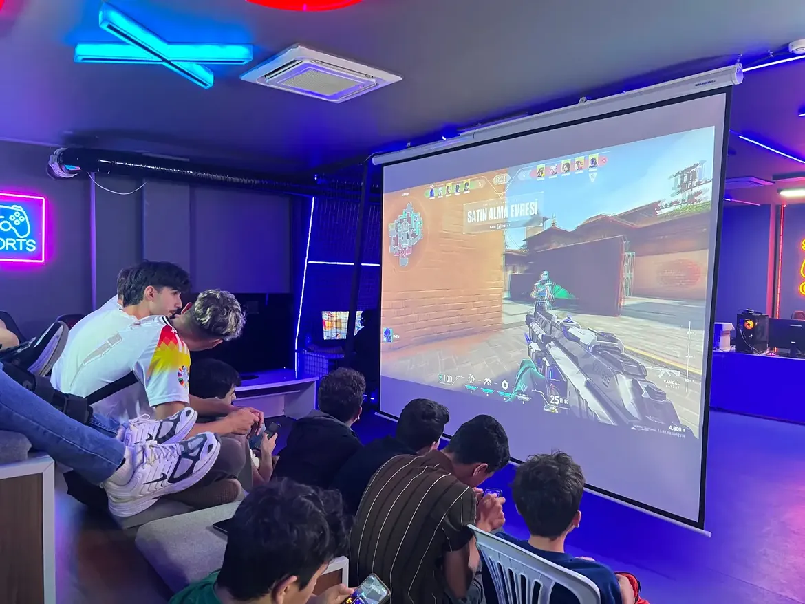 ⏩ Arenada Devlerin Savaşı Başladı! 🎮🔥Valorant E Spor Turnuvasında Temposu Bir An Bile Düşmeye (3)