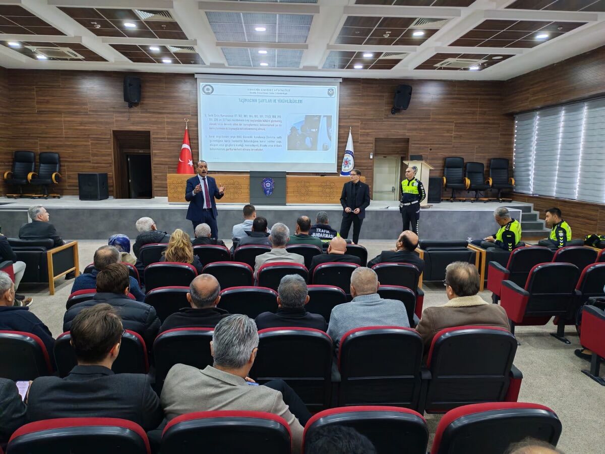 İl Emniyet Müdürlüğümüz Konferans Salonu’nda; Milli Eğitim Müdürlüğü Personelleri, Okul Idarecil (2)