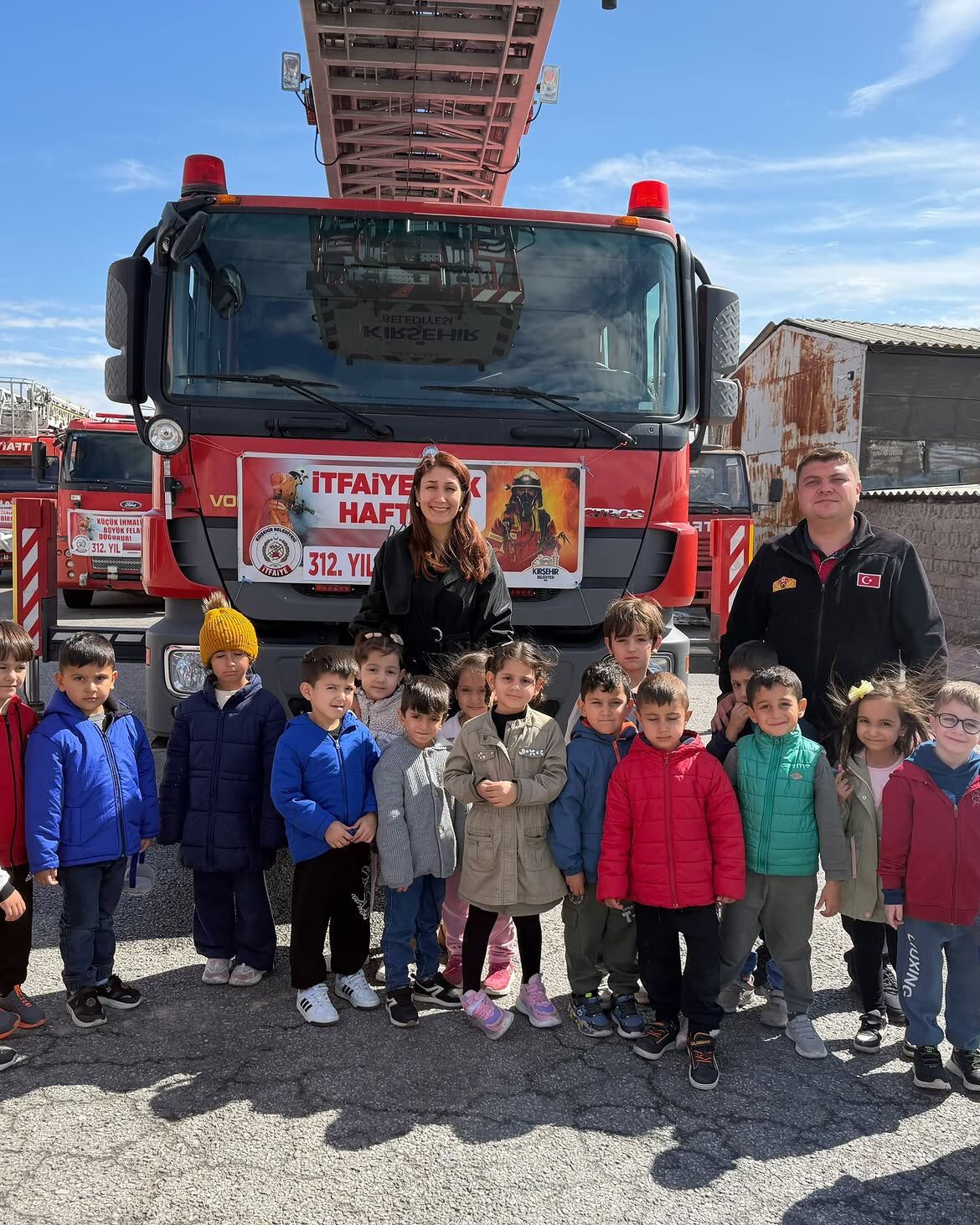 İtfaiyecilik Haftası’nda Minik Adımlarla Büyük Kahramanların Izindeyiz! 🚒 Okulumuz Öğrencileri (1)