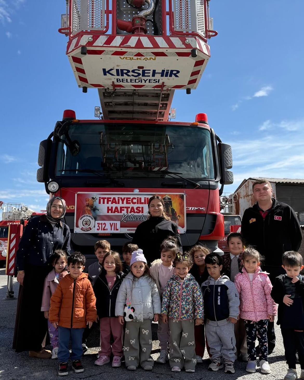İtfaiyecilik Haftası’nda Minik Adımlarla Büyük Kahramanların Izindeyiz! 🚒 Okulumuz Öğrencileri (4)
