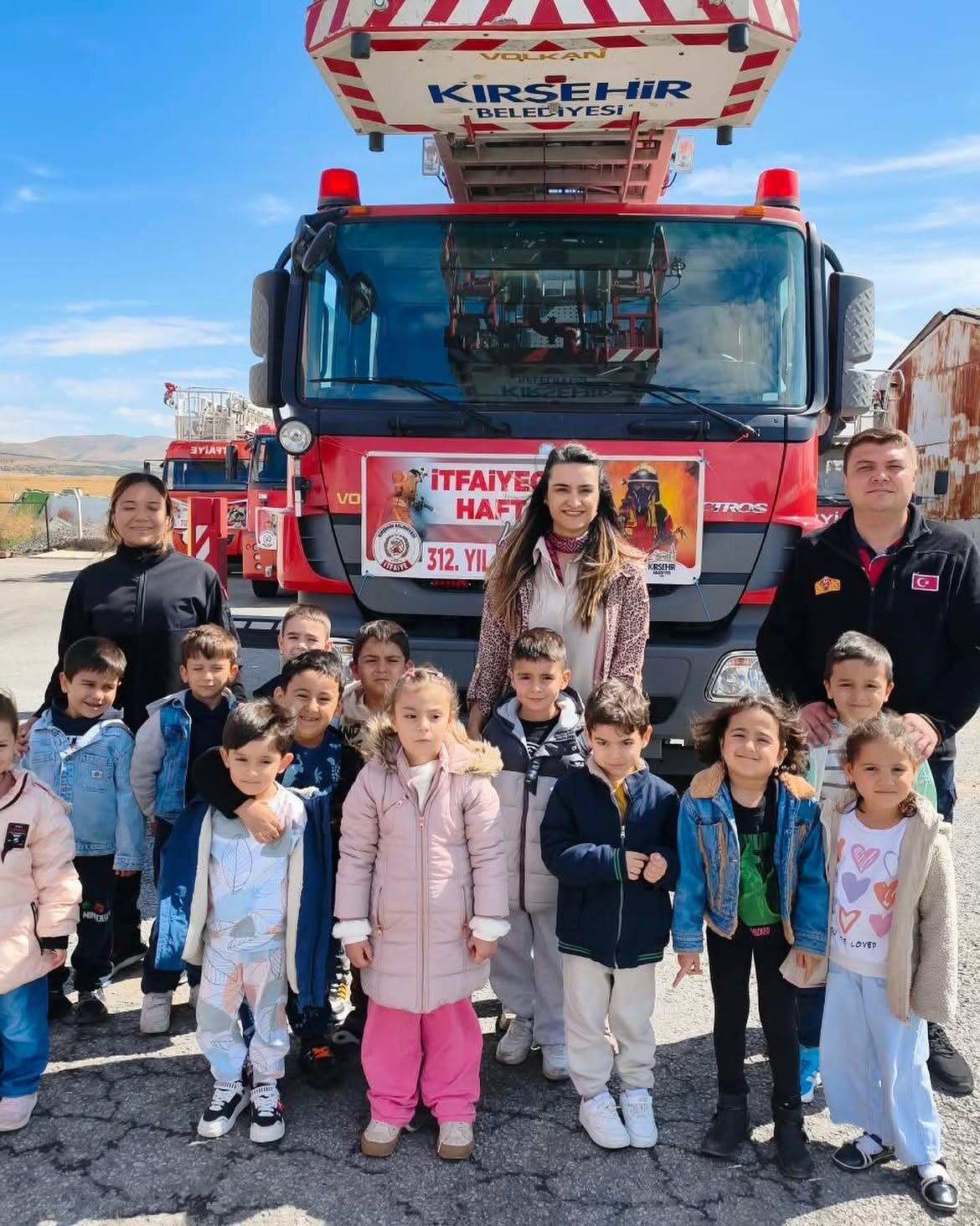 İtfaiyecilik Haftası’nda Minik Adımlarla Büyük Kahramanların Izindeyiz! 🚒 Okulumuz Öğrencileri