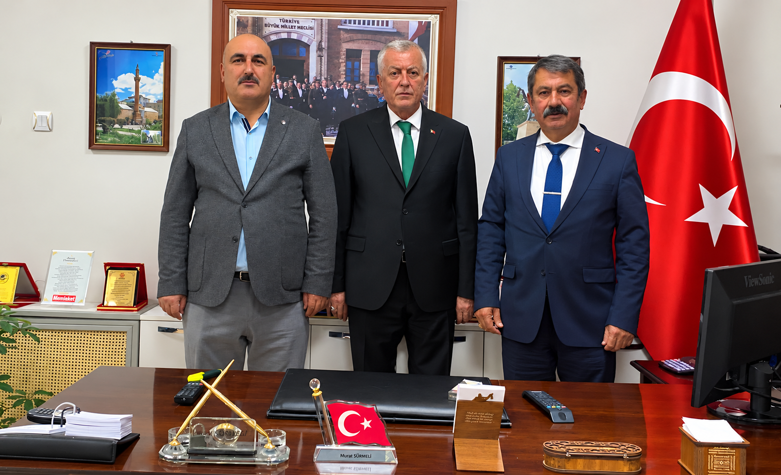 Resmî Ofiste Üçlü Portre (1)